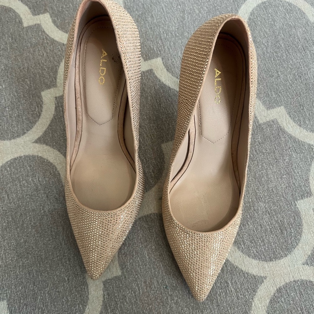 Aldo gold sparkle shoes. Size 7.5 heel height is 4"